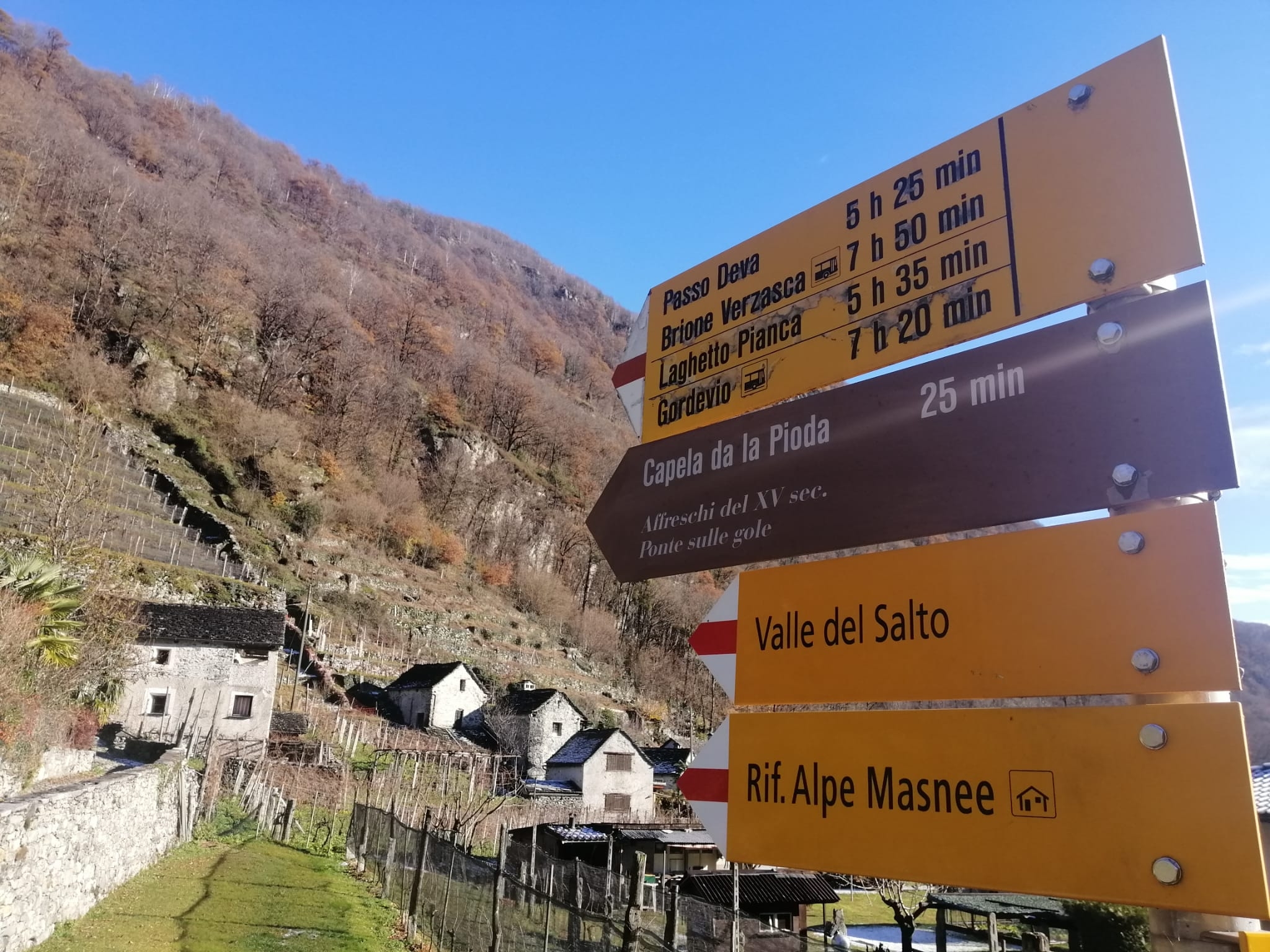 Casa alla Cascata - Ferienwohnung Maggia Maggiatal - Haus beim Wasserfall