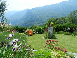 Ferienhaus mit Garten, Vallemaggia: Casa alla Cascata, Maggia, Ticino