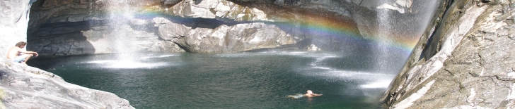 Maggia Wasserfall (hinter Ferienwohnung Casa alla Cascata)