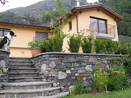 Ferienhaus mit Garten, Vallemaggia: Casa alla Cascata, Maggia, Ticino